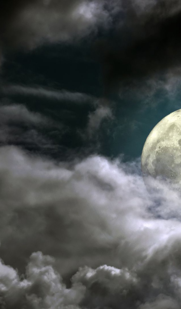 Луна среди ночных облаков