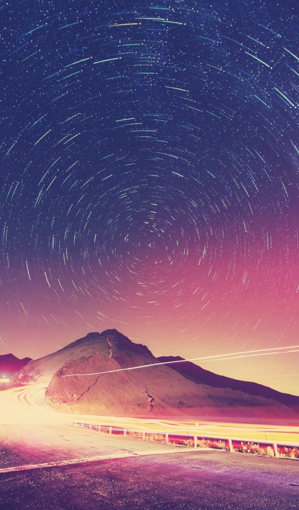 Ночное вращение звезд над горой