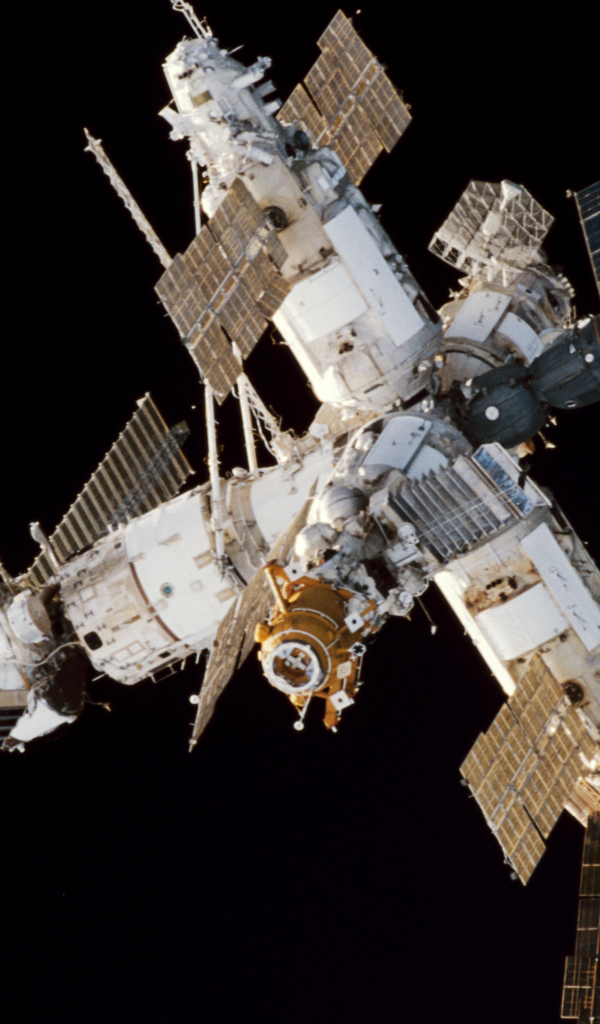 Космическая станция на черном фоне