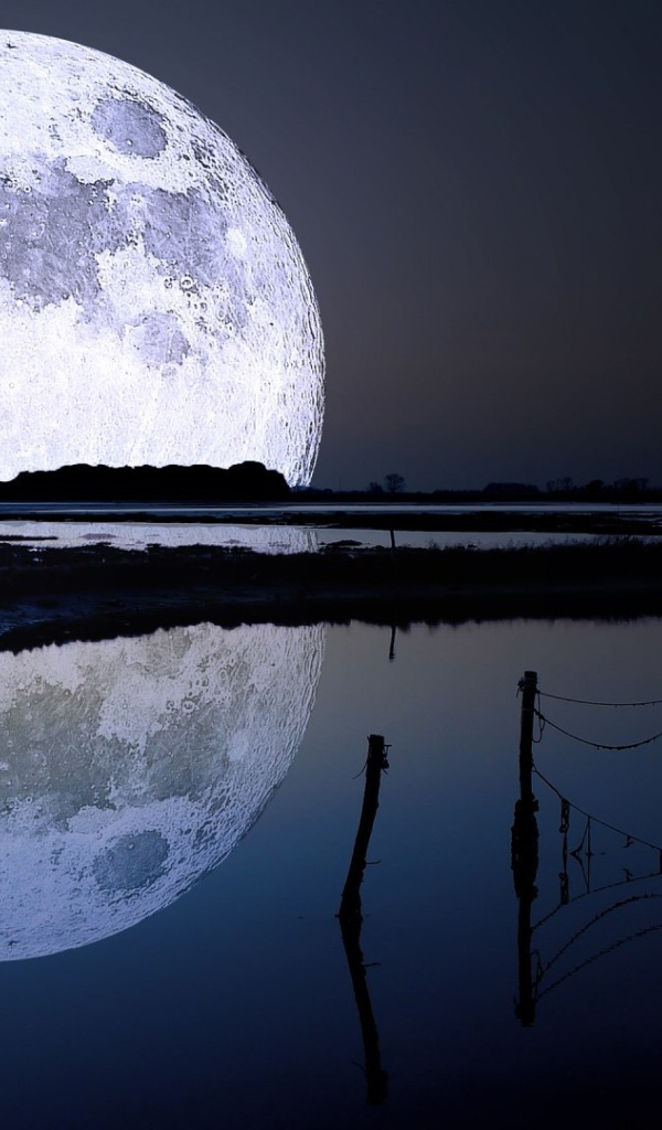 Супер луна встает из-за горизонта