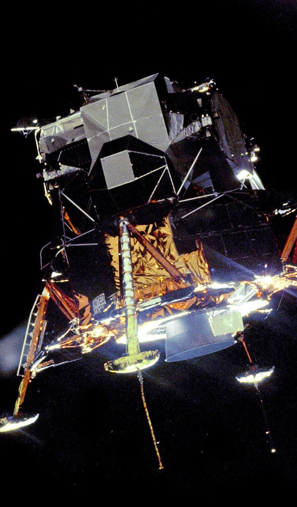 Лунный модуль идет на посадку