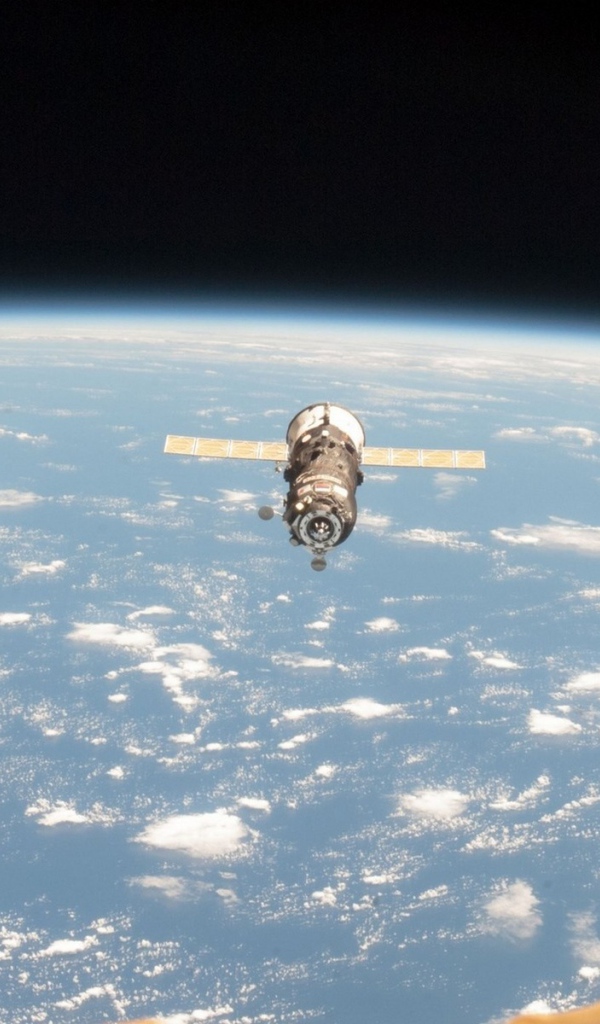 В иллюминаторе космическая станция