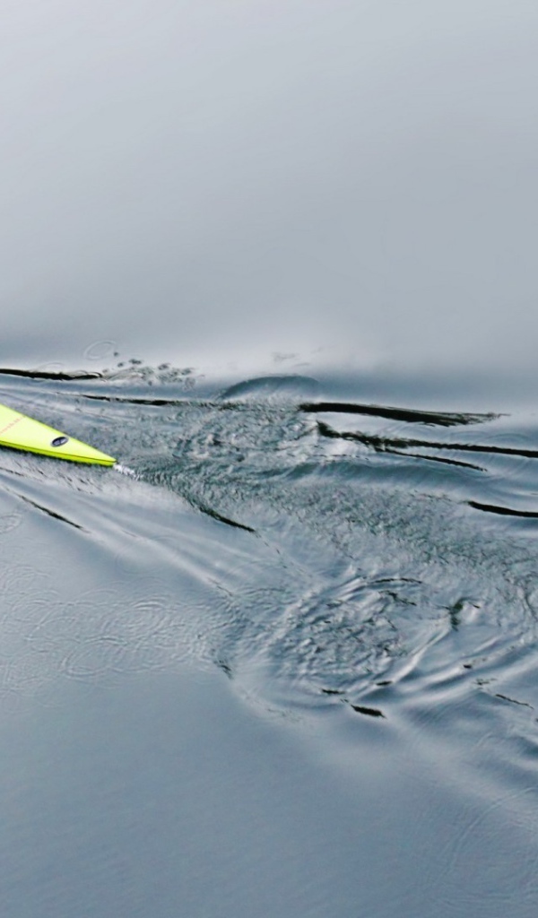 Спортсмен на байдарке в воде