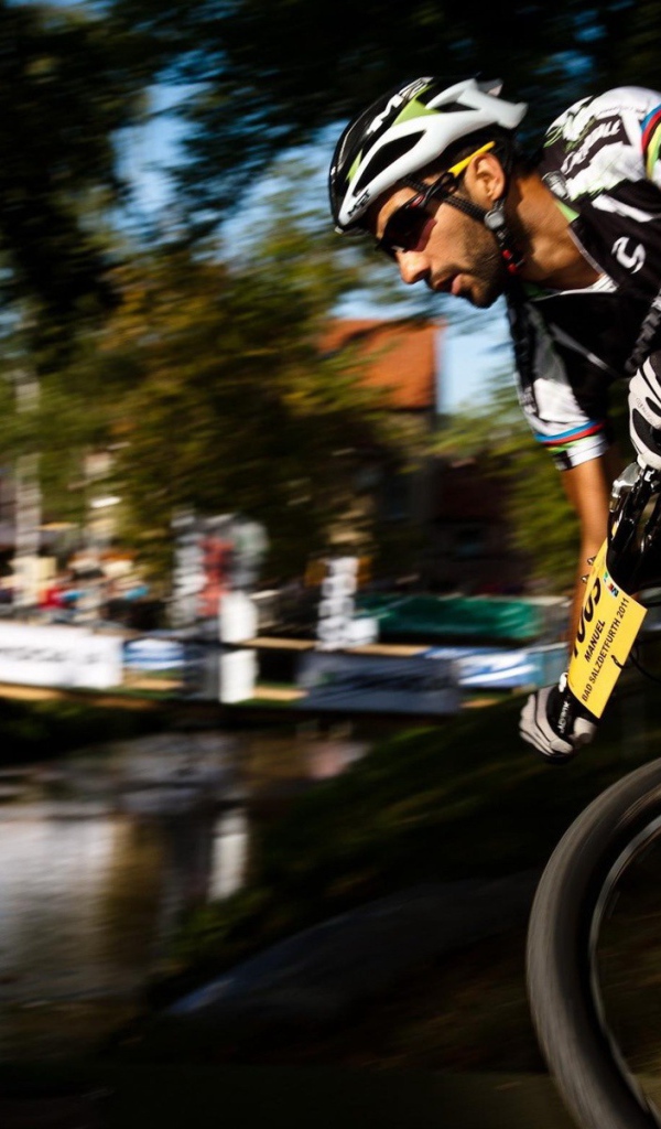 Велосипедист на краю водоема