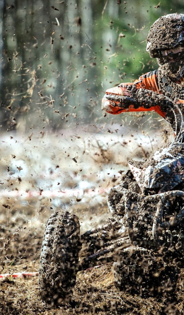 Гонщик едет по грязи