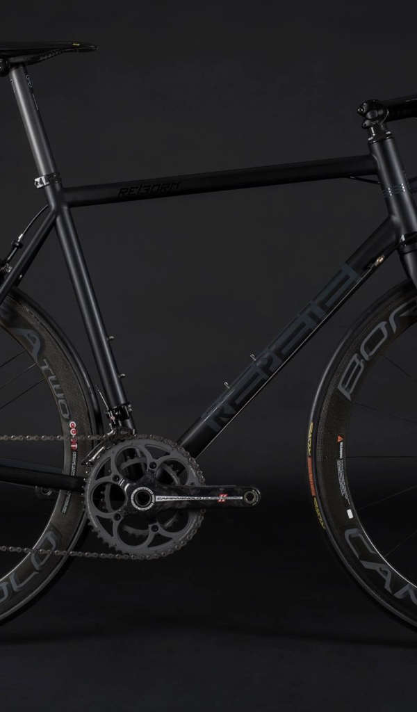 Спортивный велосипед на черном фоне