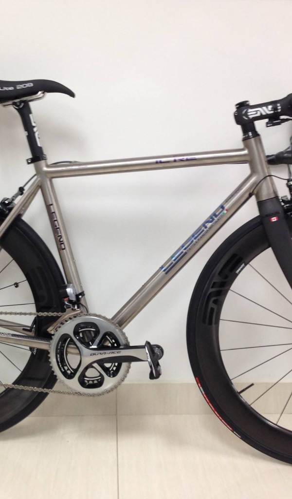 Спортивный велосипед на белом фоне