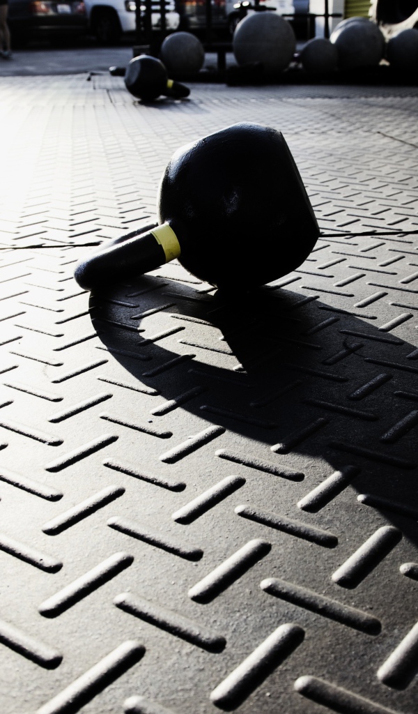 Гиря на железном полу