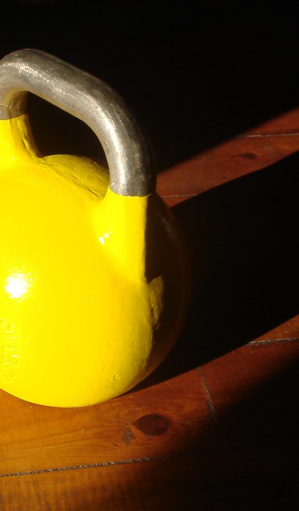 Гиря желтого цвета