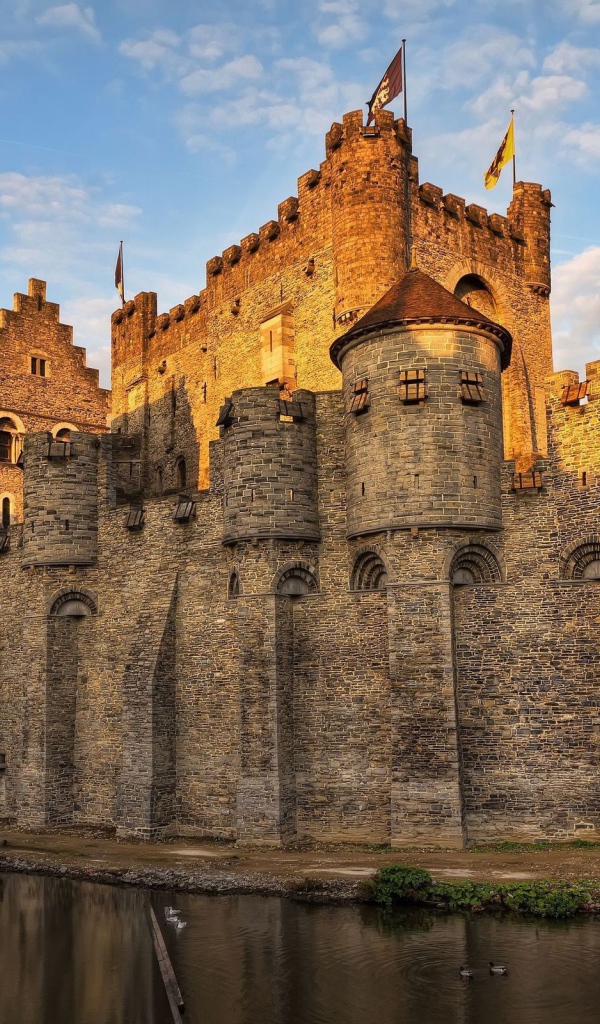 Старинный замок с высокими стенами