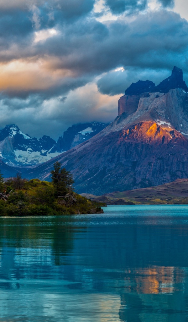 Красивое озеро в горах Чили, Торрес-дель-Пайне