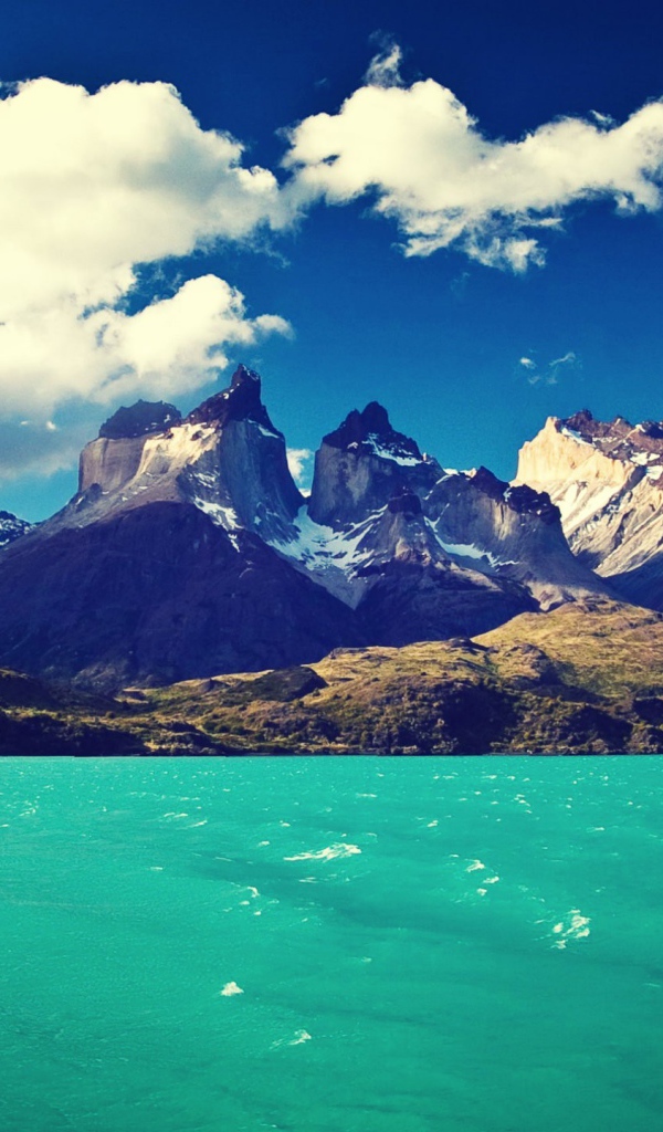 Голубое озеро в горах Торрес-дель-Пайне, Чили
