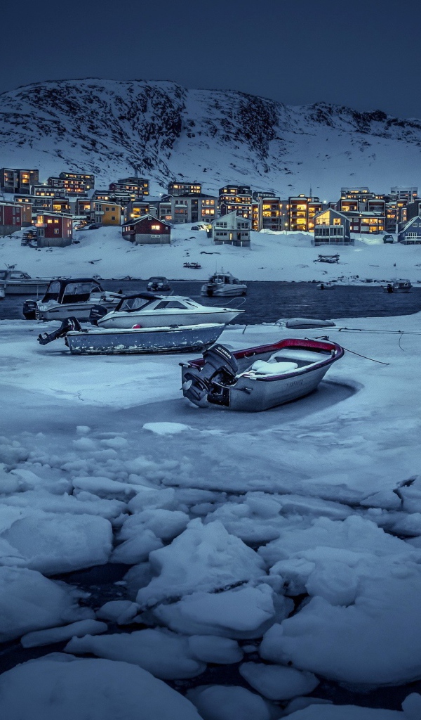 Лодки во льдах в Гренландии
