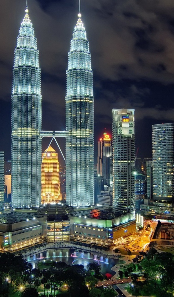 Яркие башни Петронас Тауэрс в Малайзии