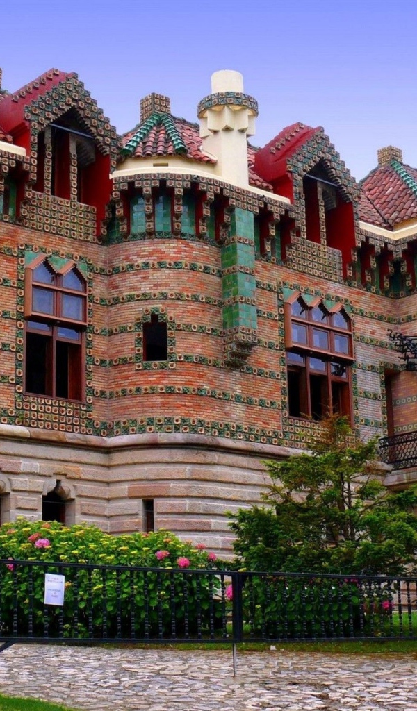 Яркий сказочный замок