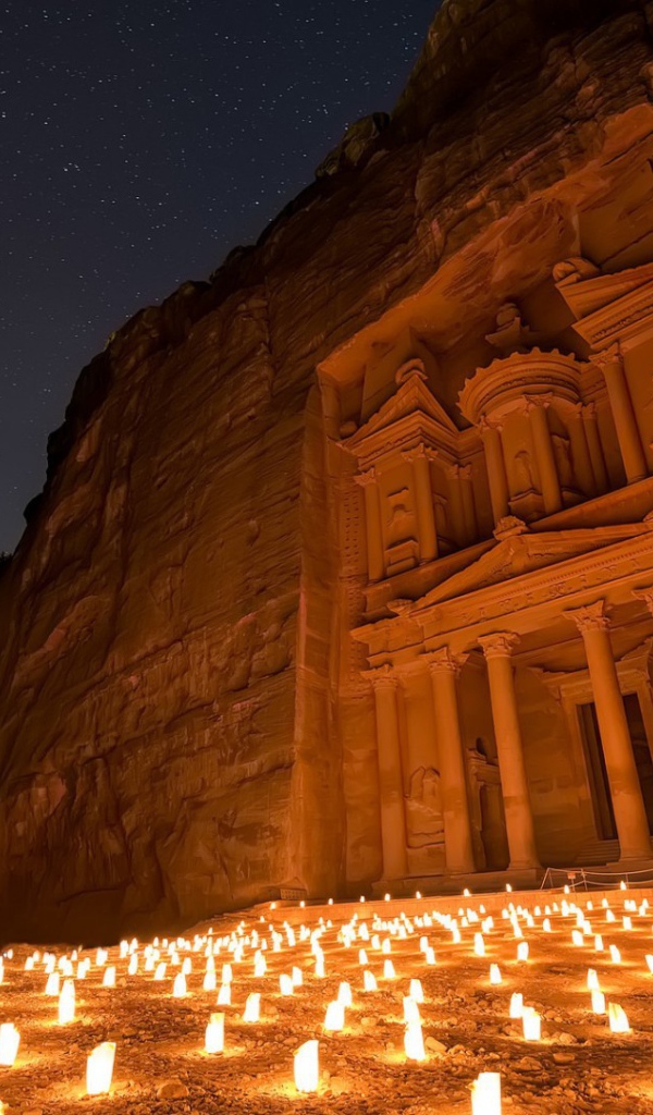 Свечи у входа в Петру