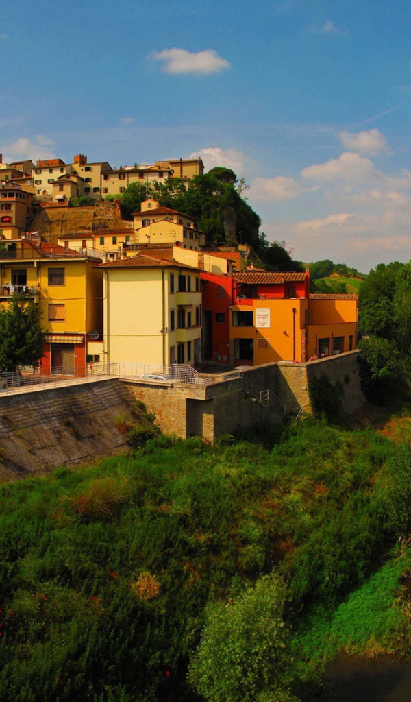 Дома на холме у берега реки