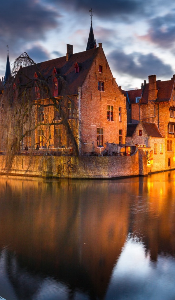 Дома у реки в городе Брюгге, Бельгия