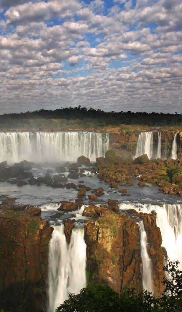 Водопады Игуасу на границе Бразилии и Аргентины