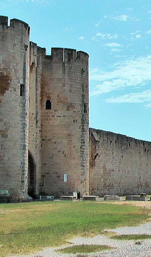 Неприступные стены старого замка