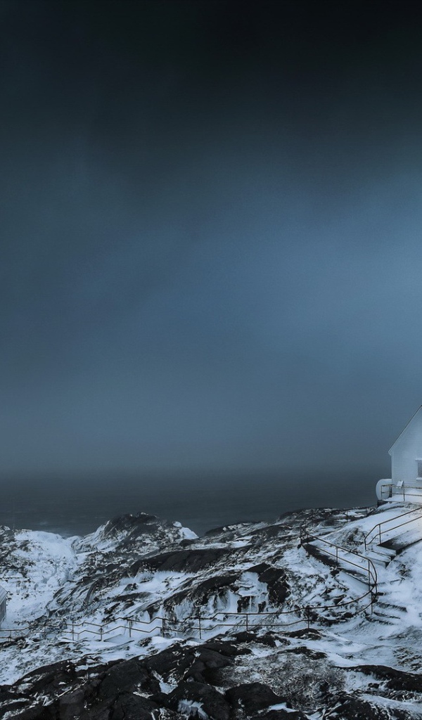 Маяк на берегу северного моря