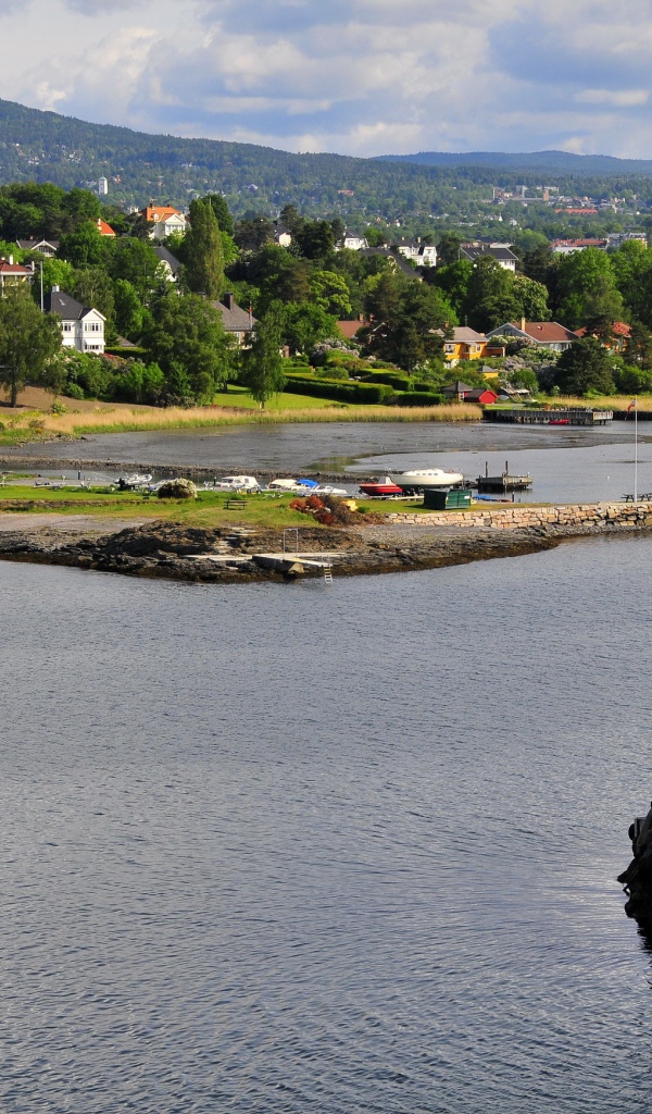 Домик на скале посреди реки