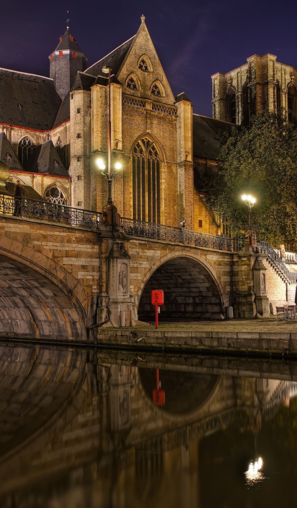 Старинные дома и мост в Брюгге, Бельгия