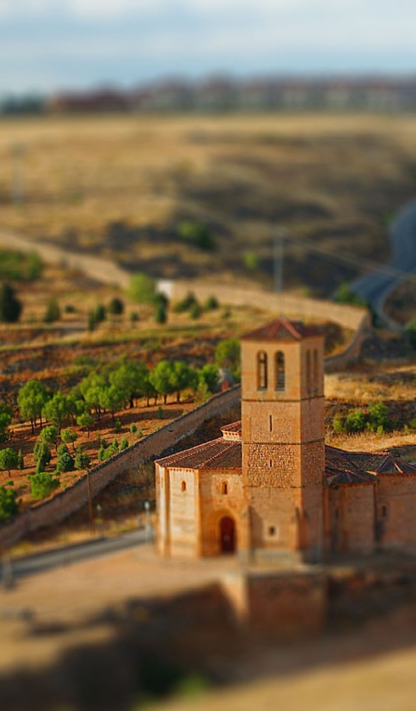 Старый каменный дом у дороги