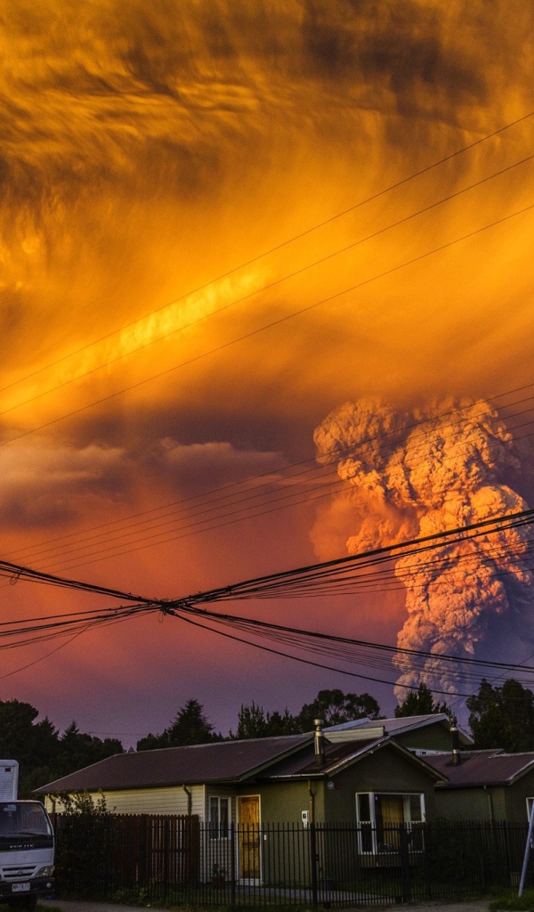 Оранжевое облако над вулканом Кальбуко, Чили