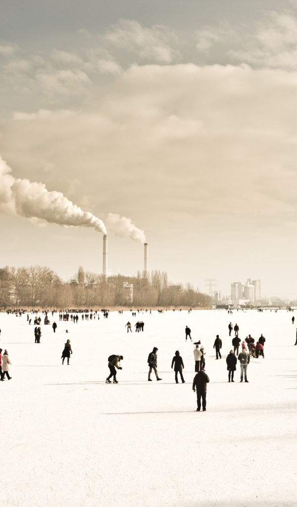 Люди гуляют на замерзшей реке
