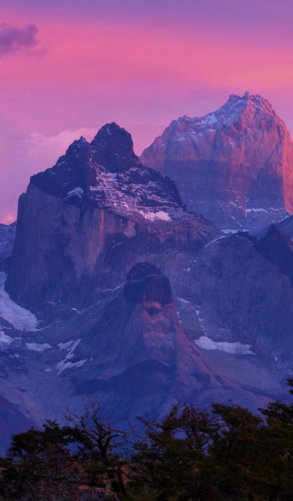 Розовые облака на закате в Торрес-дель-Пайне, Чили