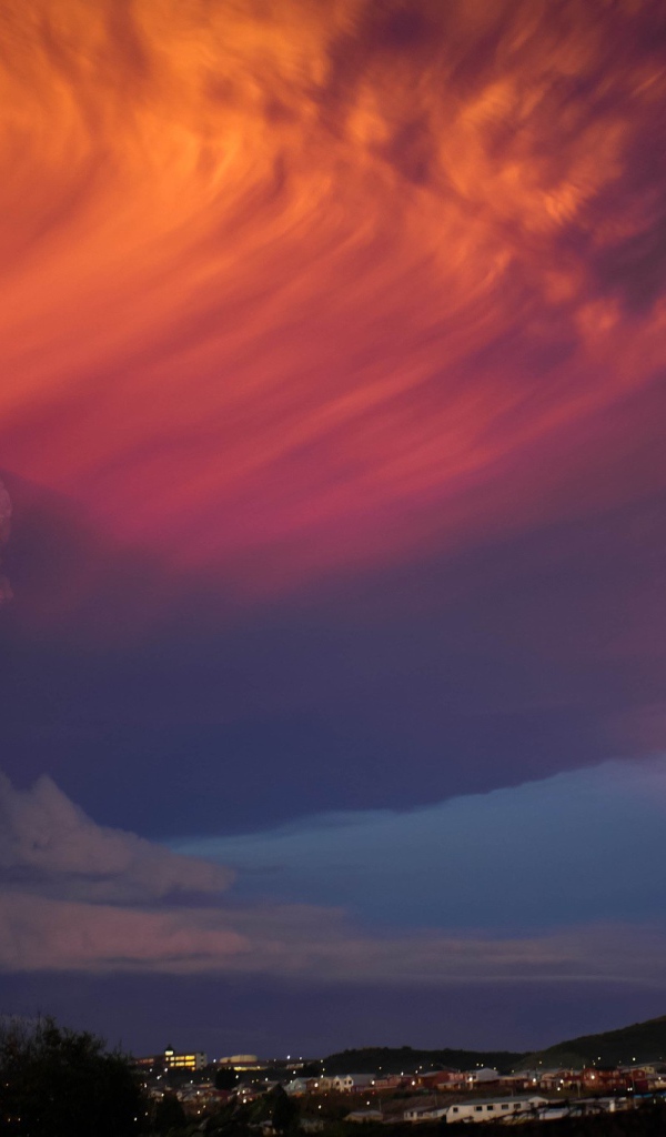 Красное облако над вулканом Кальбуко, Чили