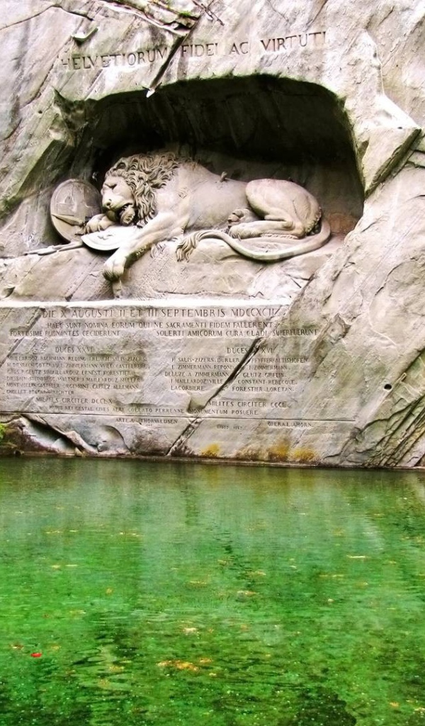 Скульптура льва над водой