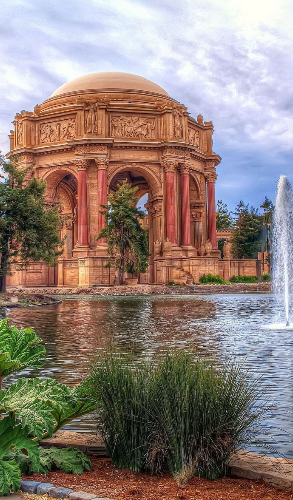 Величественные старинные сооружения