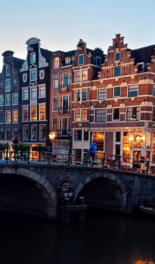 Каменный мост в маленьком городке в Европе