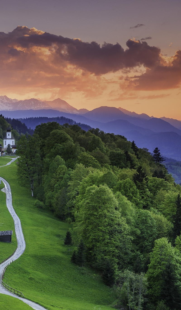 Дорога к поместью в Альпийской деревне