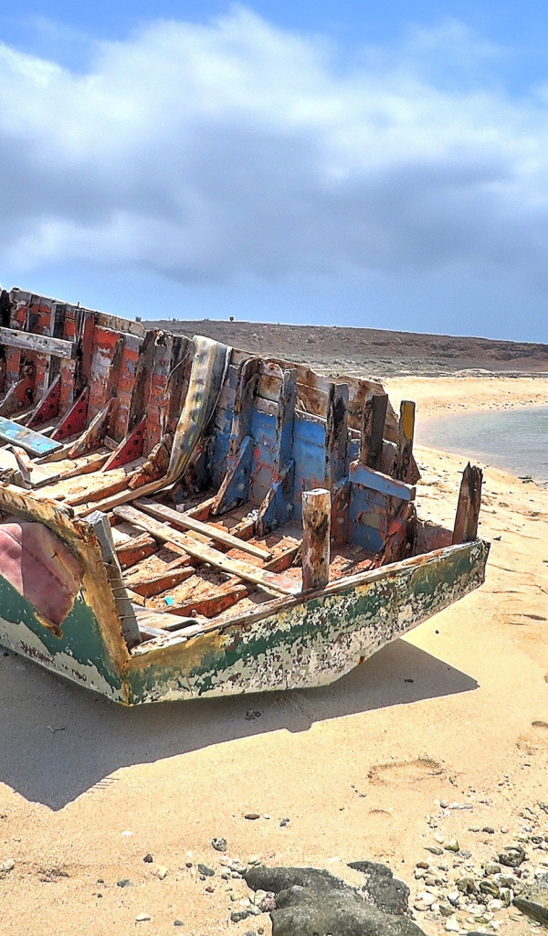 Остов лодки на пляже Арубы