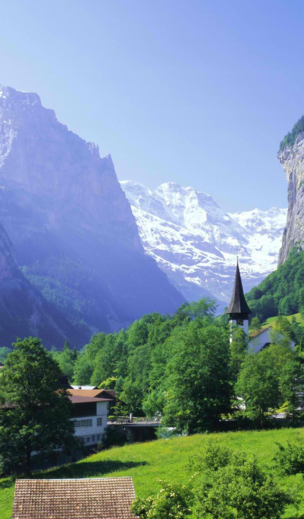 Городок у подножия обрывистых скал