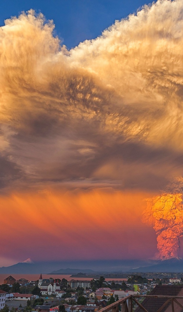 Необычное облако над вулканом Кальбуко, Чили
