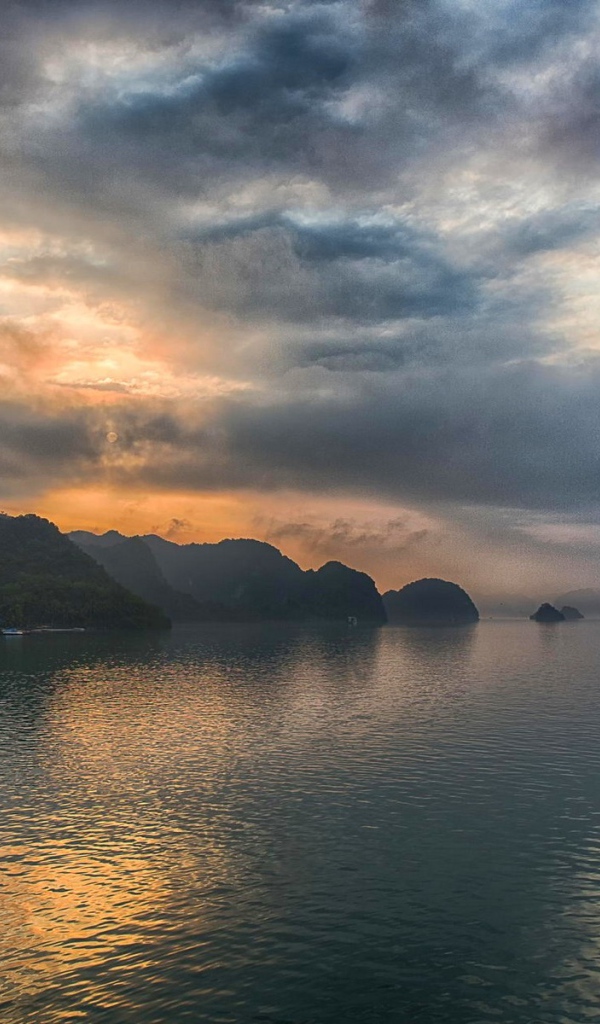 Закат в бухте Халонг, Вьетнам