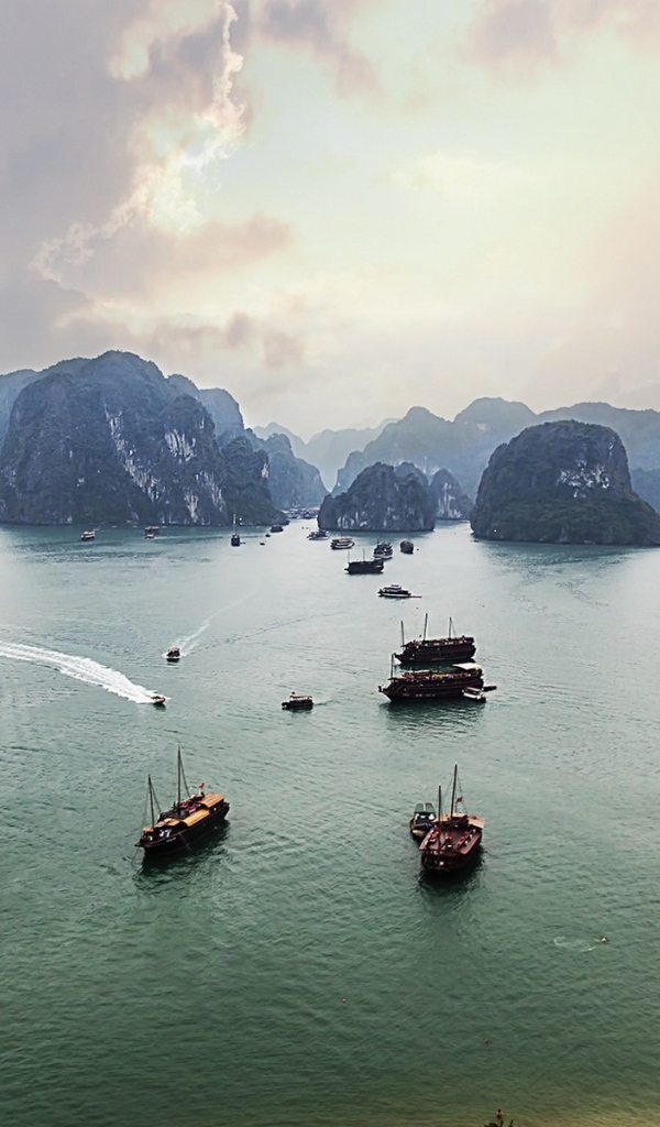 Корабли в бухте Халонг, Вьетнам