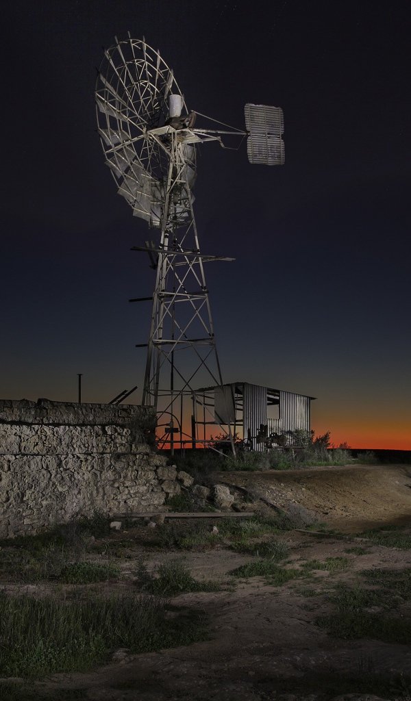 Ветряк под ночным небом в Австралии