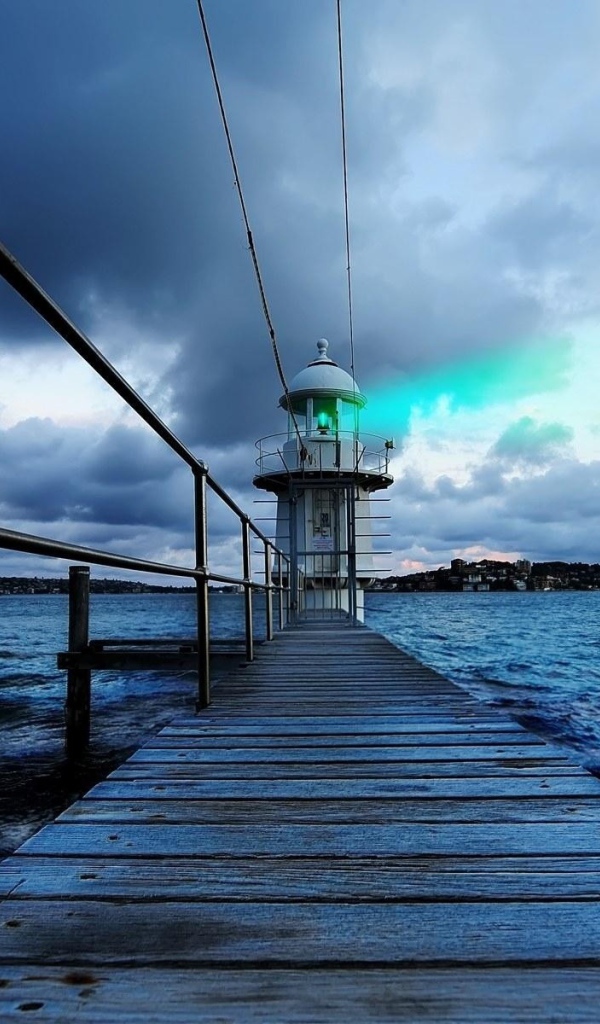 Деревянный пирс и маяк в Австралии