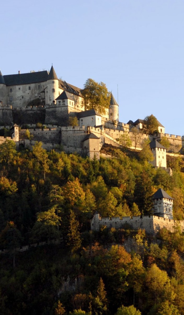 Неприступный замок на холме в Австрии