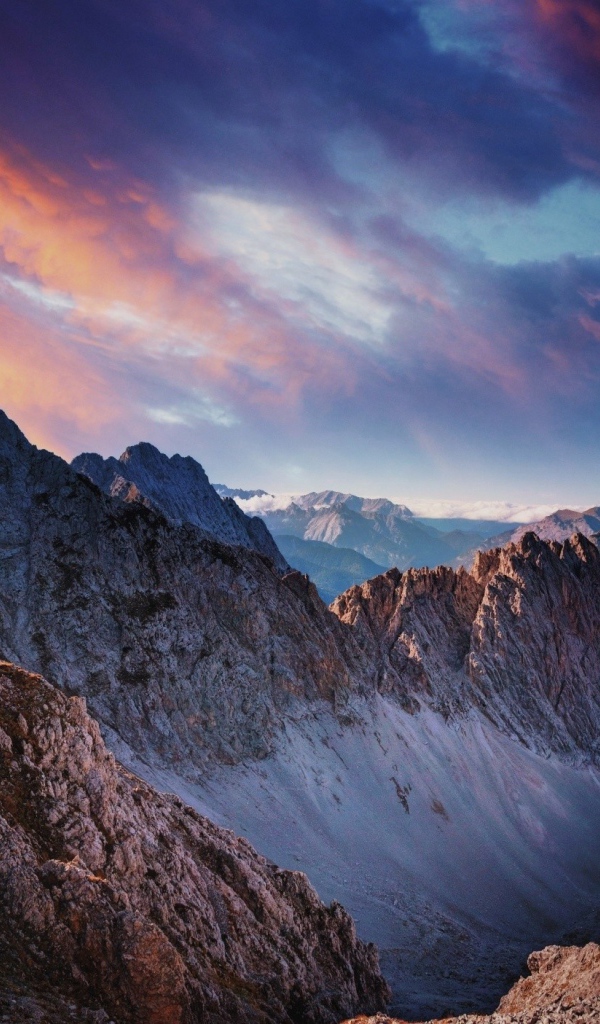Розовые облака над скалами в Австрии