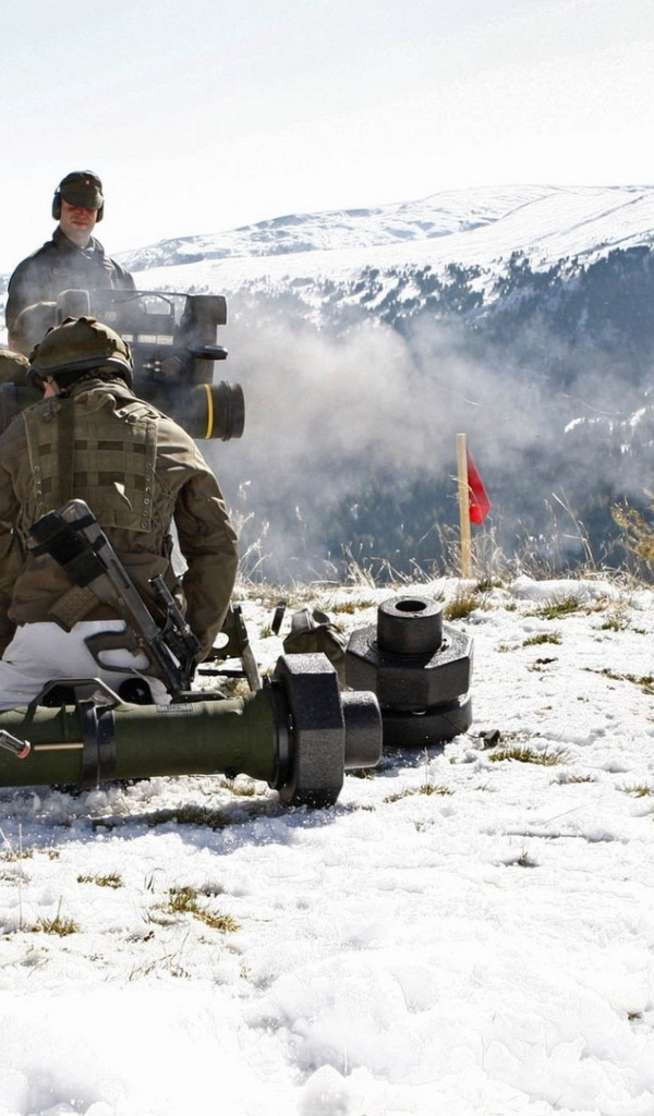 Солдаты тренируются в горах Австрии