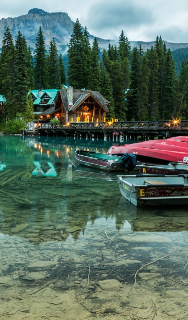 Лодки на озере в национальном парке Банф, Канада