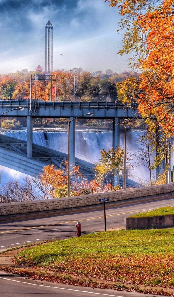 Мост над водопадом в Канаде