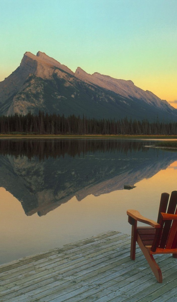 Шезлонг на берегу озера, Банф Канада