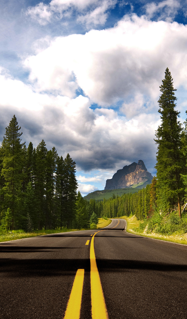Шоссе в национальном парке Банф, Канада